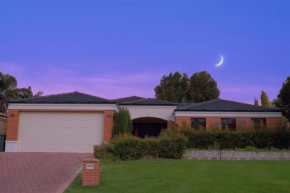 Modern Retro house nr airport 6Bedrooms Yard n parking